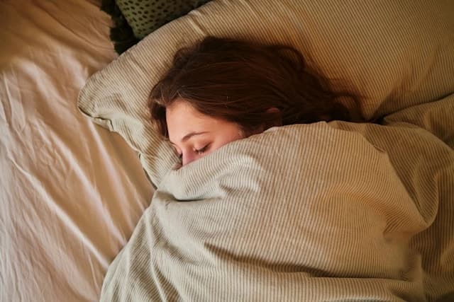 Rustige slaapkamer die betere slaapkwaliteit verbeeldt