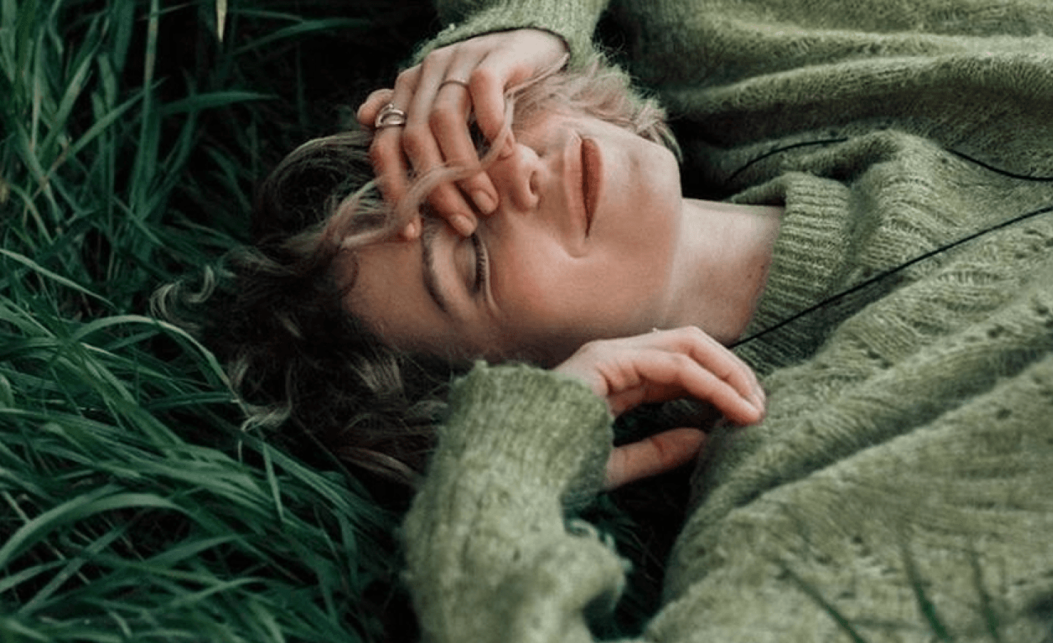 Persoon die ontspannen in het gras ligt